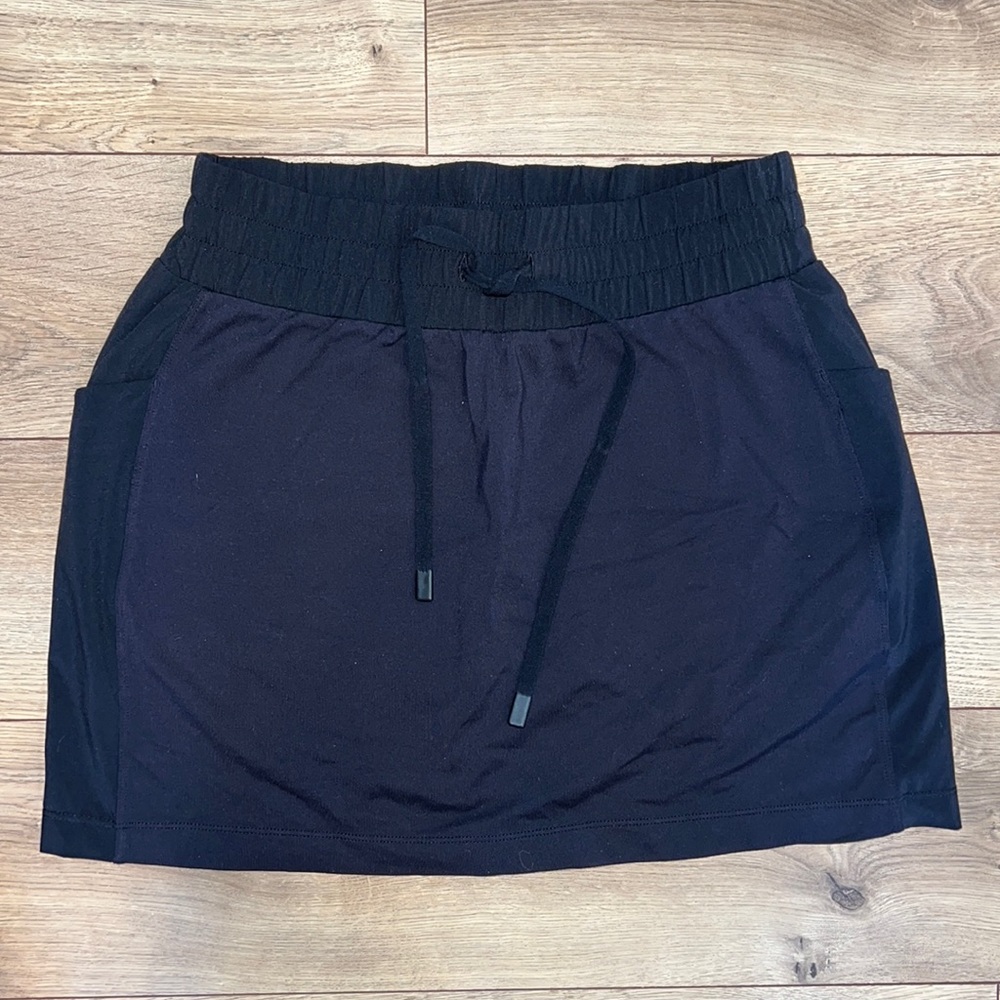 Athleta women’s skirt with built in shorts. Size XS. Very gently worn.